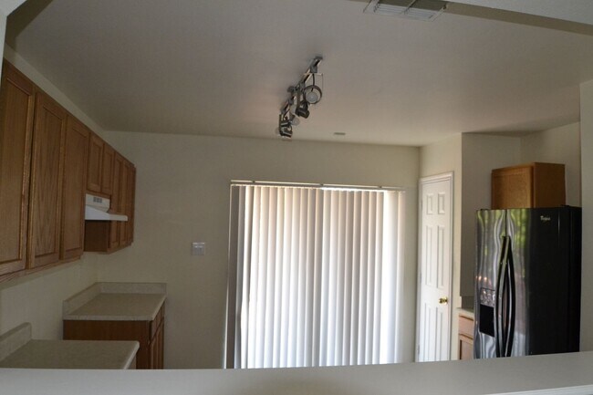 Building Photo - Beautiful 4 bedroom 3 bath 2 car garage ho...