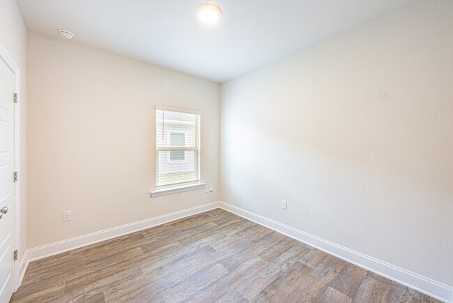 Building Photo - 32667 Revere Dr