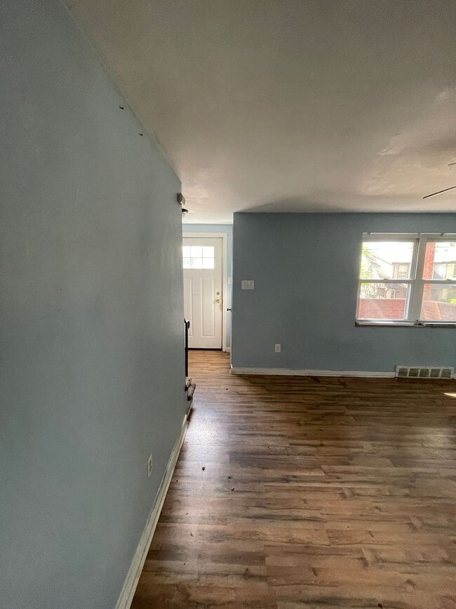 Building Photo - 2 bed 1.5 bath home in Pittsburgh Pa!