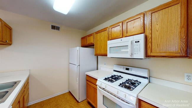Building Photo - 2767 S Knightsbridge Cir