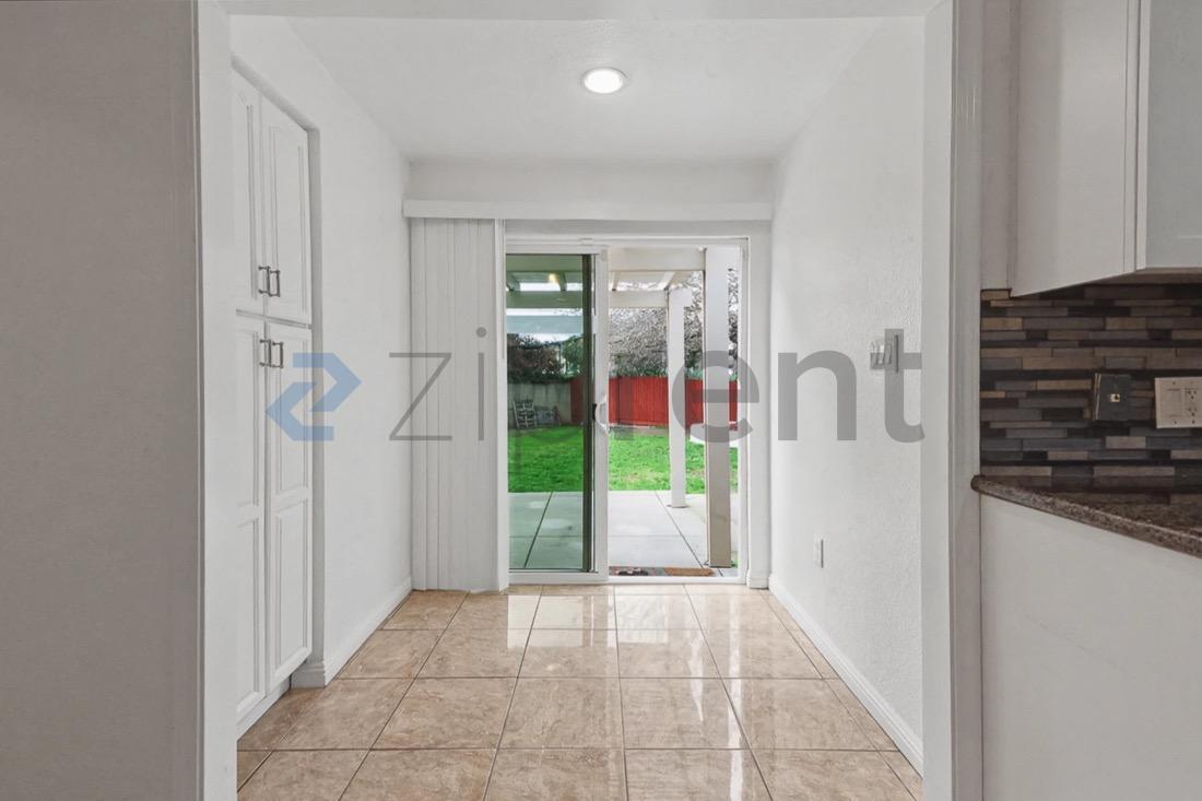 Building Photo - 1653 Robin Hood Ct