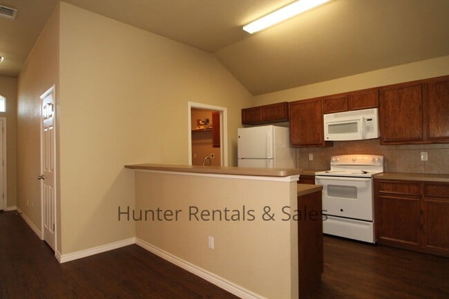 Building Photo - Spacious Duplex!