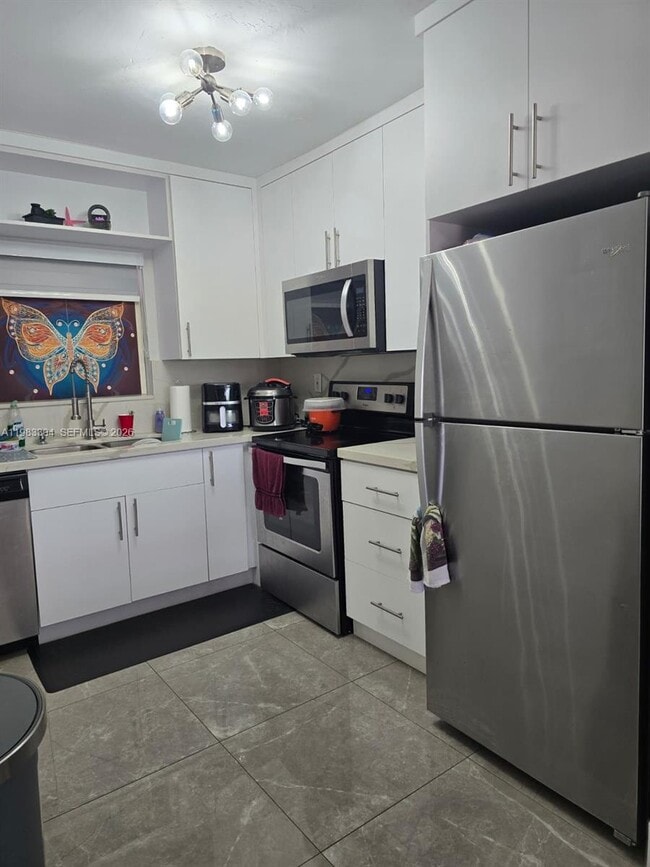 Building Photo - 13715 Kendale Lakes Cir