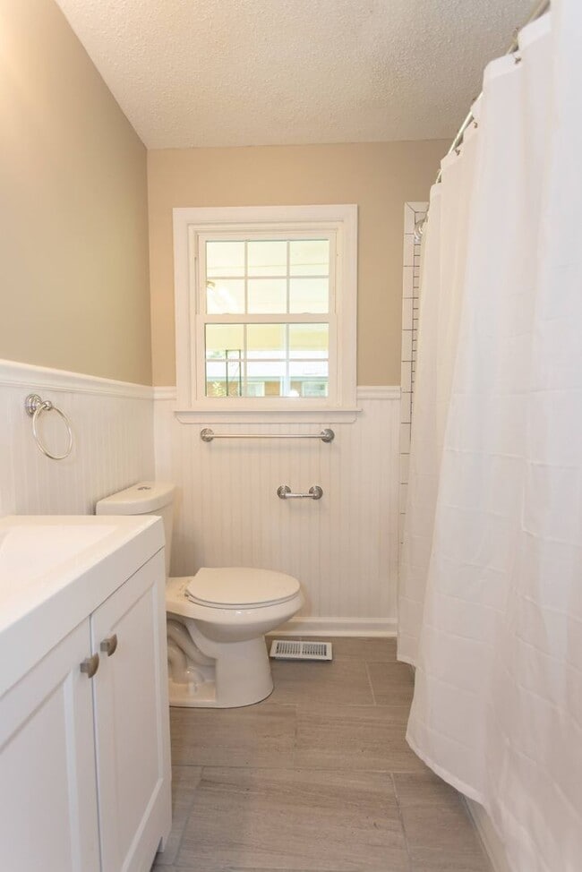 Building Photo - Welcome to this beautiful newly renovated 3-bedroom brick ranch!