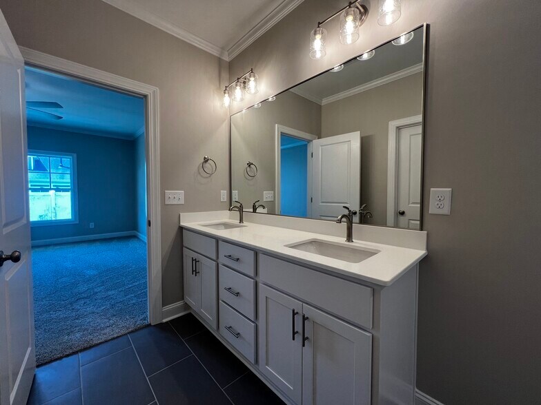 Building Photo - 809A Sarah Rebecca Dr