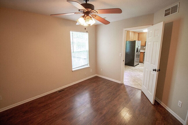 Building Photo - 1329 Valley Creek Ln