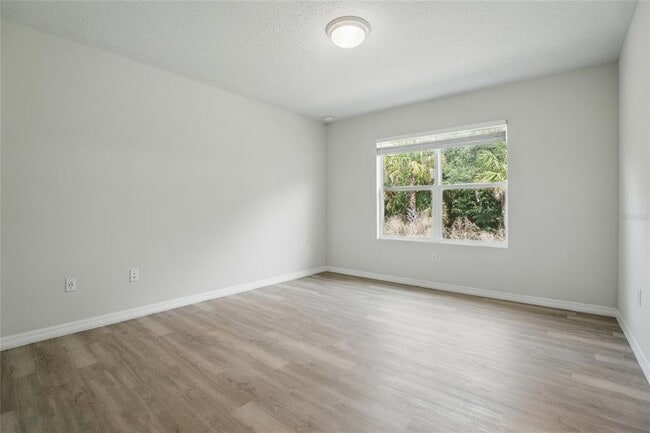 Building Photo - 5079 Royal Point Ave