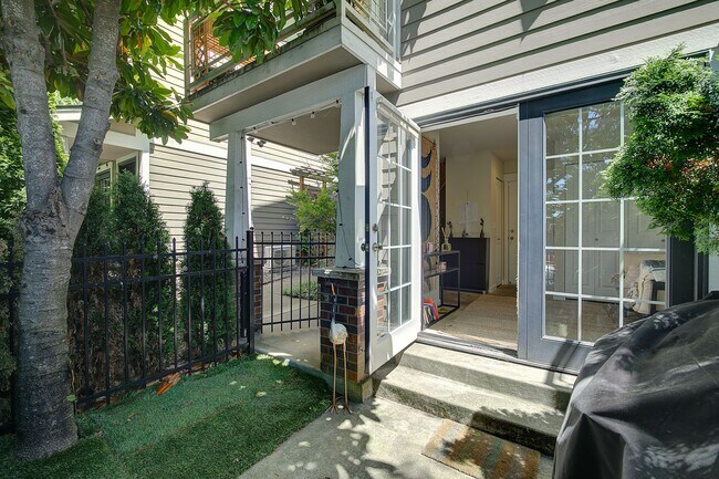 Building Photo - 2bd/2.5ba Seattle Townhome