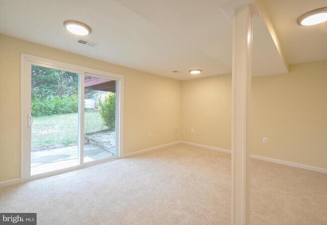 Building Photo - 14006 Mapledale Ave