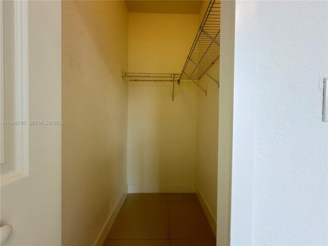 Building Photo - 404 SW 91st Ct