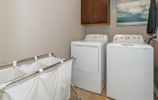 Building Photo - AVAILABLE NOW!