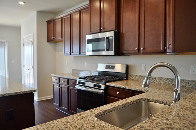 Building Photo - Beaver Creek Commons 3 Bed | 3.5 Bath Town...
