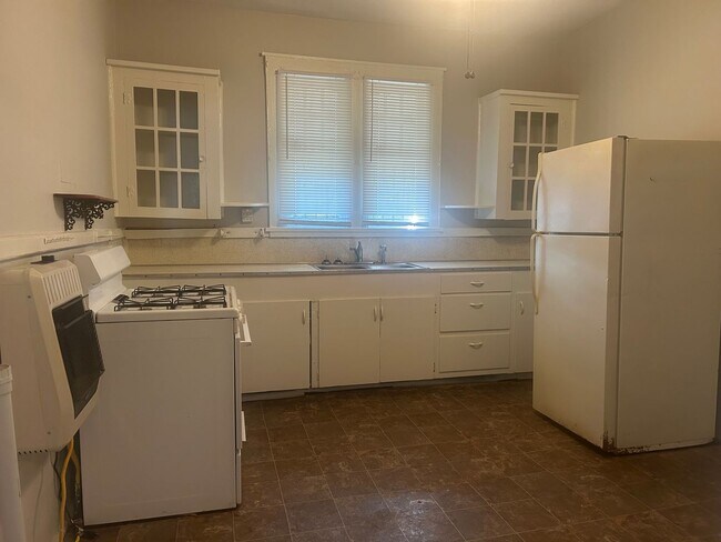 Building Photo - 2124 Maple St