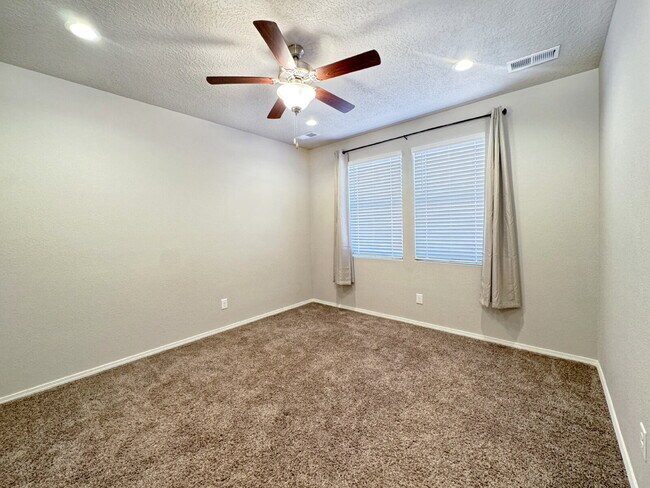 Building Photo - Stunning Cleveland Heights 3 Bedroom Home!
