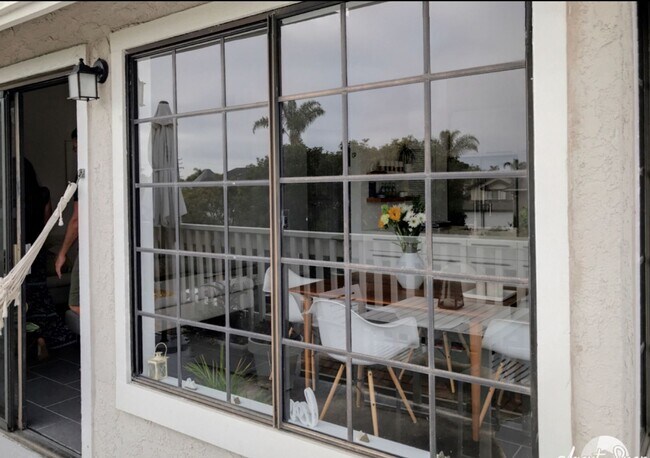 Building Photo - Rare 3 bed 2 bath Townhome available now.