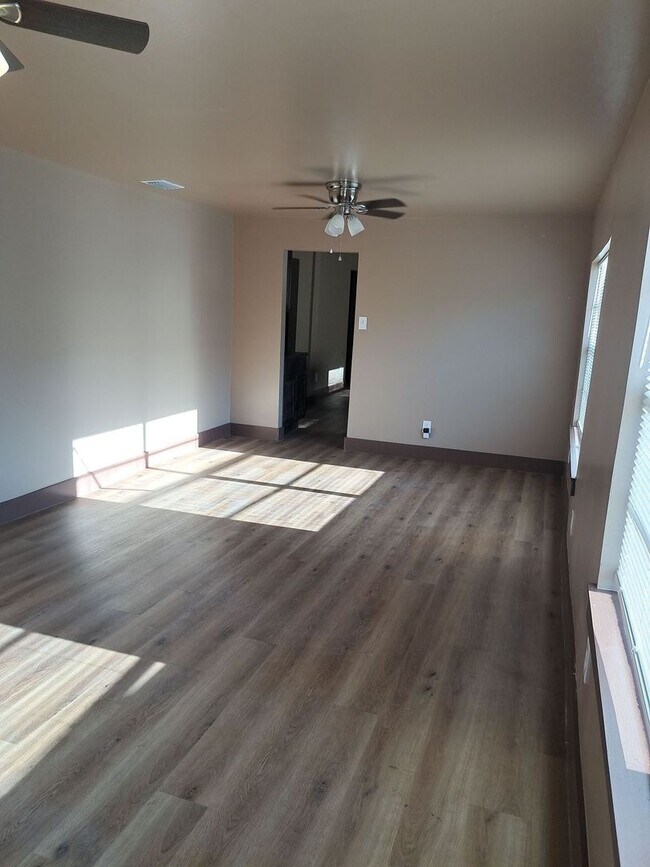 Building Photo - 523 E 8th St