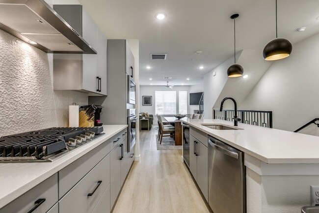 Building Photo - LUXURY 3-BEDROOM TOWNHOUSE AT GRAYSON HOUSE