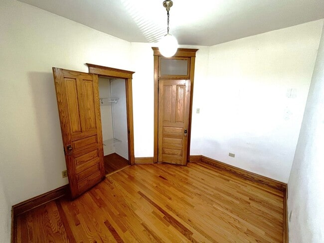 Building Photo - 1417 W Belle Plaine Ave