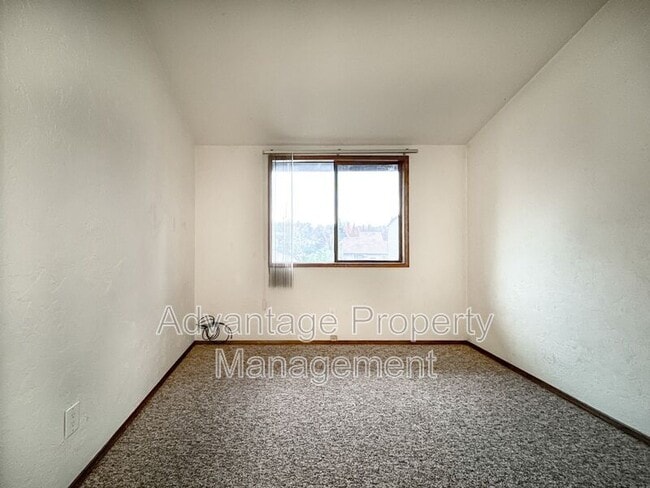 Building Photo - 1765 NW Grant Ave