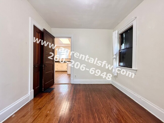 Building Photo - 811 Columbia Ave