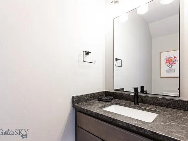 Building Photo - 3 Bd / 2.5 Bath Townhome Furnished or Unfurnished