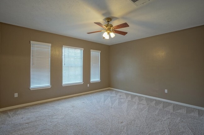 Building Photo - 2108 Lakeway Dr