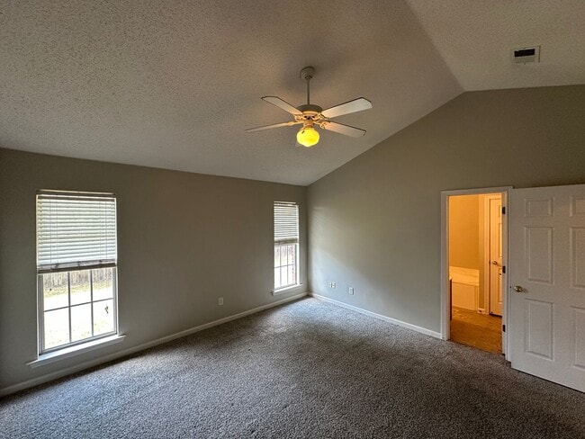 Building Photo - Bright open 3BR/2ba with bonus, 1900 sq feet!  Pets are owner's approval, fees apply.