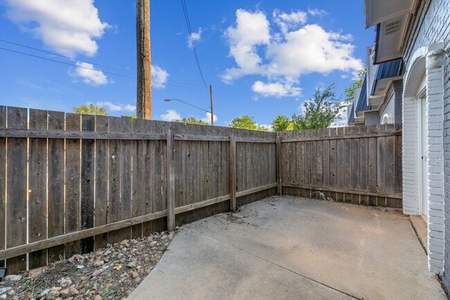 Building Photo - 5005 Manor Rd