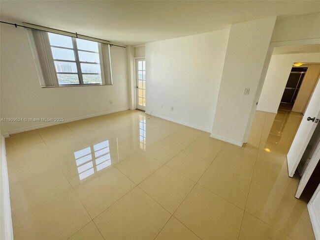 Building Photo - 1833 S Ocean Dr