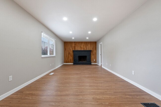 Building Photo - Spacious 5-bed, 2.5-bath home available in...