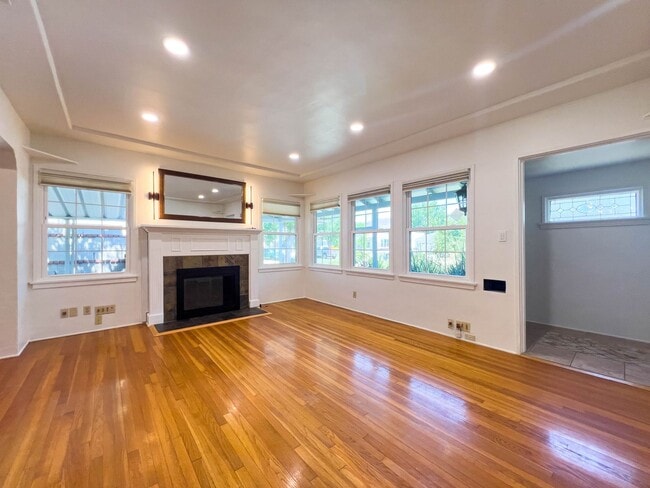 Building Photo - Spacious 3BR Home with Bonus Room in Magno...