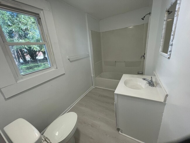 Building Photo - 3 bedroom 1 bathroom house available