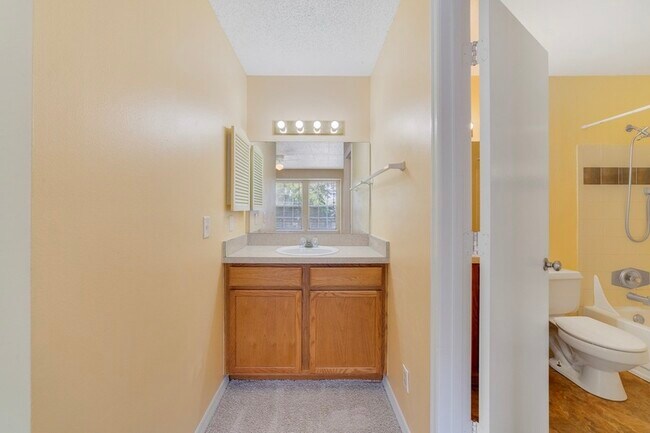 Building Photo - 6052 Westgate Dr