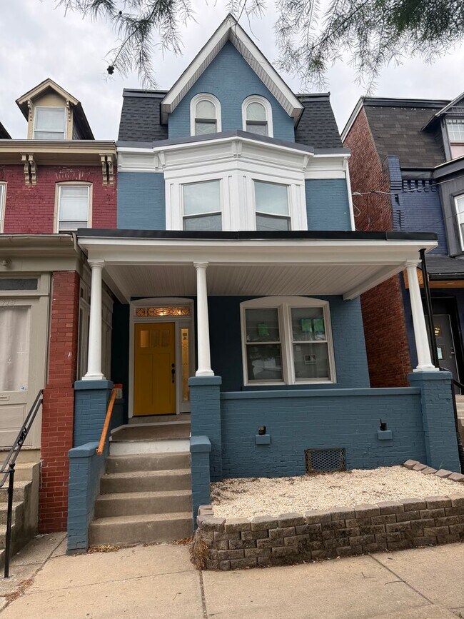 Building Photo - Newly Renovated 3 Bedroom 2 Bathroom Apartment in Prime Location - Washer/dryer in unit!