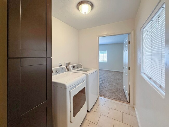 Building Photo - Spacious 2B/1BA Upgraded House w/ W/D, Lar...