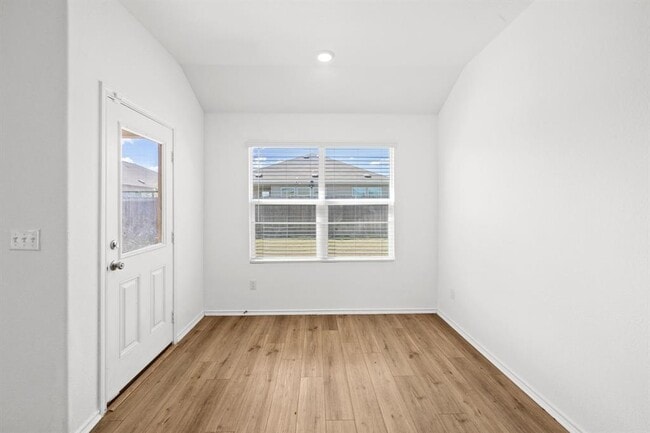 Building Photo - 215 Silver Springs Bend