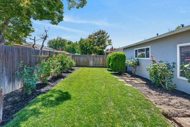 Building Photo - 2833 Sandbrook Ct