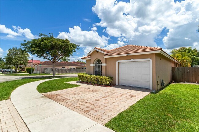 Building Photo - 14611 SW 156th Ave