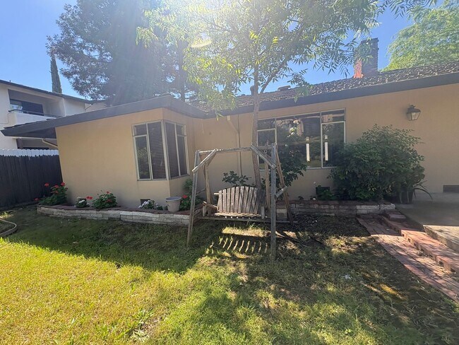 Building Photo - IMMEDIATE MOVE IN! Charming Vintage Sacramento 3 Bed / 1.5 Bath Home with Large Private Yard