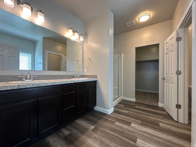 Building Photo - Beautiful 3bed, 2bath, 3car 1,948sq.ft. ho...