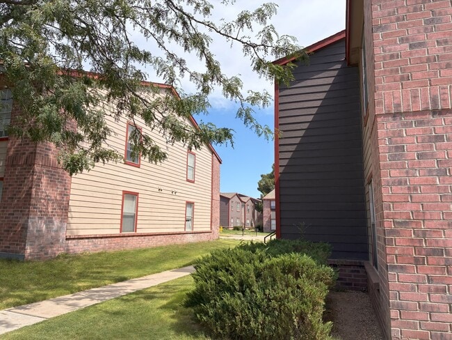 Building Photo - 1200 E Broadway St