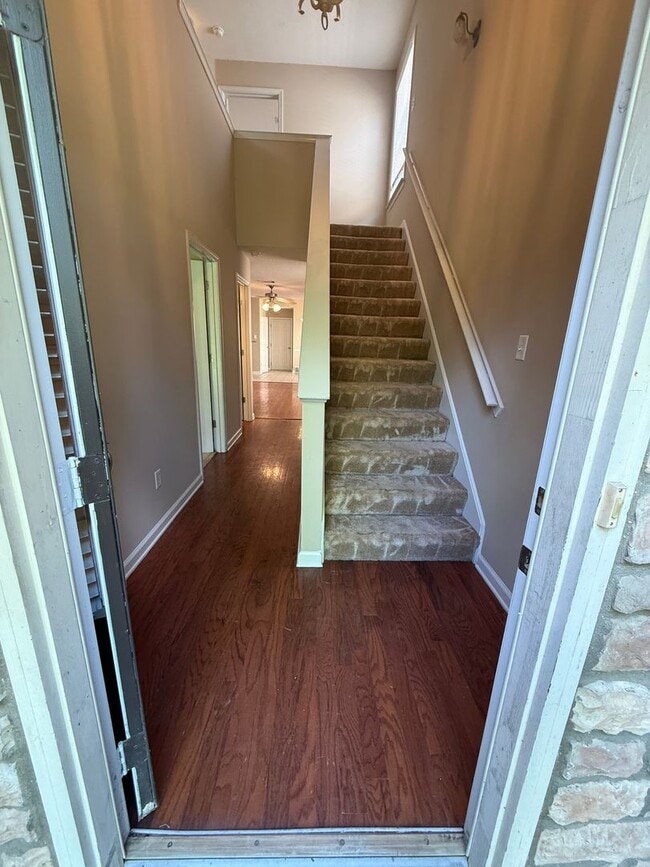 Building Photo - ADORABLE TWO STORY HOME IN GREAT LOCATION!