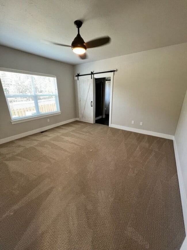 Building Photo - Stylish 3 Bedroom Duplex with Scenic Views and Modern Amenities: Your Perfect Redmond Retreat