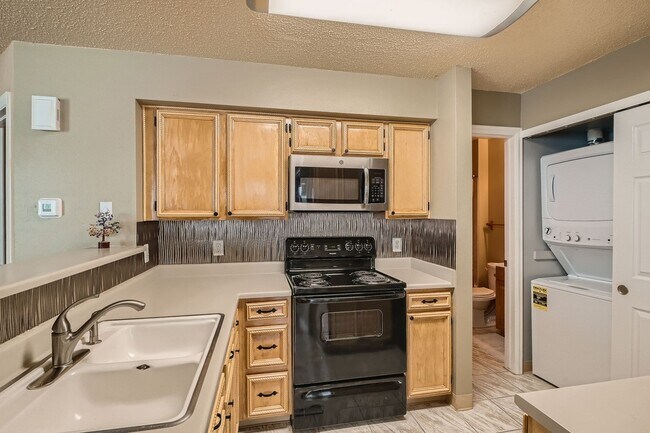 Building Photo - Beautiful 2 bed 1 bath Condo in Aurora