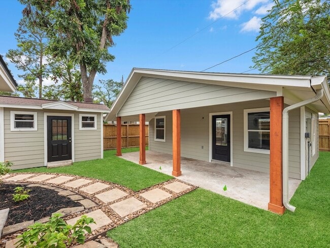 Building Photo - 1826 Woodcrest Dr