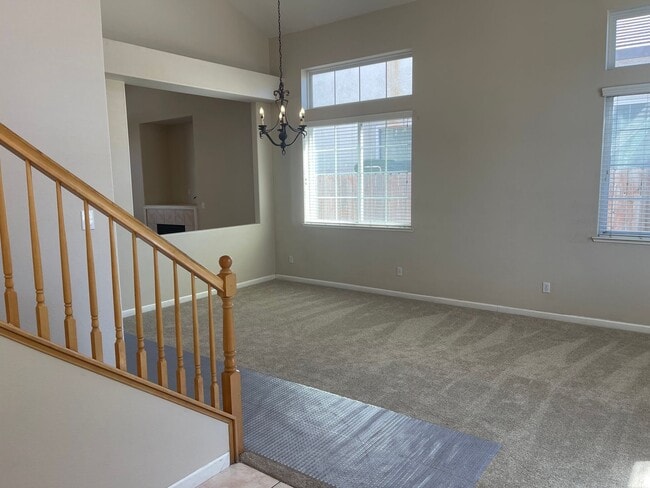Building Photo - 2733 Sunflower Cir