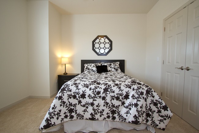 Building Photo - 2021 Shady Oak Dr