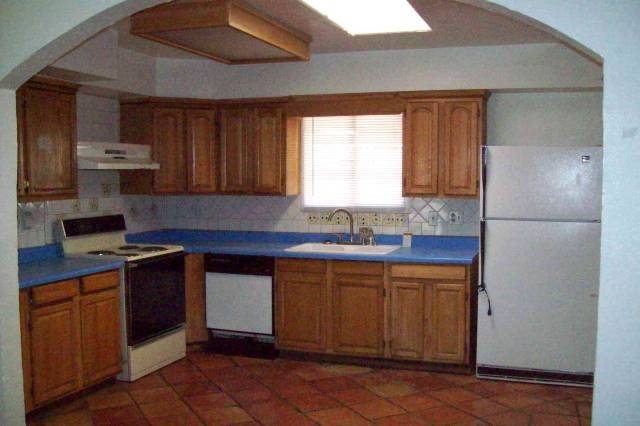 Building Photo - 1018 W 12th Pl