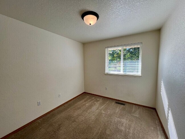 Building Photo - PENDING APPLICATION; 3 BD w/ Vaulted Ceiling