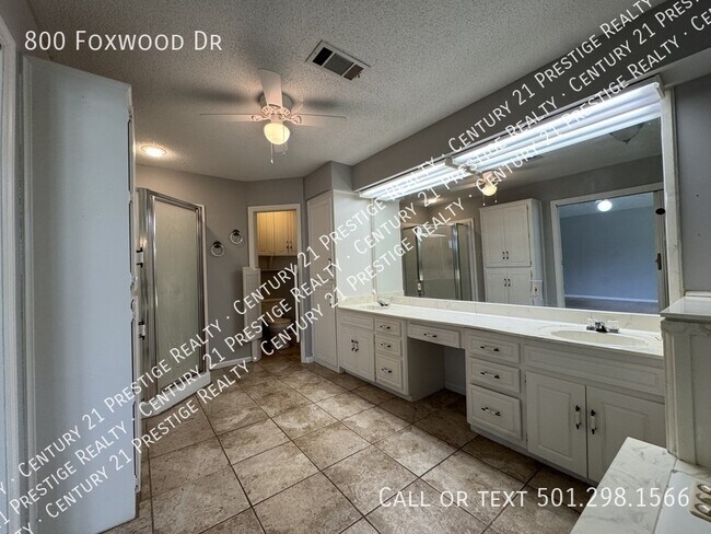 Building Photo - 800 Foxwood Dr